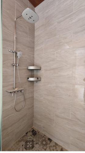 a bathroom with a shower with a shower head at Pondok Murni Mesari in Mantaak
