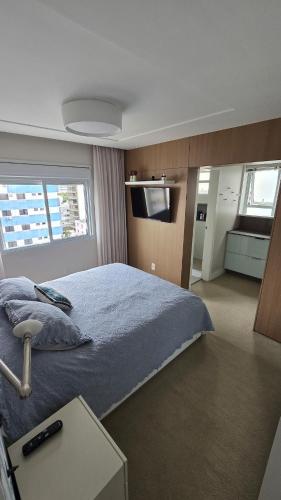 Ένα ή περισσότερα κρεβάτια σε δωμάτιο στο Apartamento próximo à Beira-Mar de Florianópolis