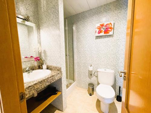 Ένα μπάνιο στο ENJOY in Beautiful flat in front of the sea and beach