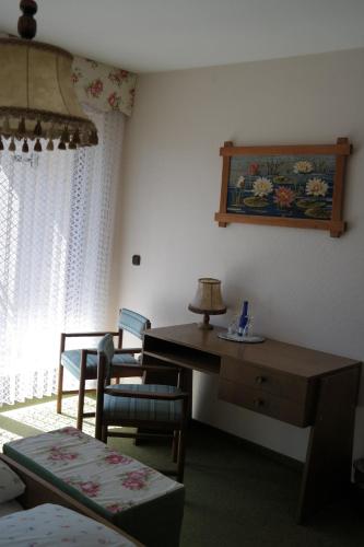 a room with a desk and a table and a chair at Herzog's Ulsterbrücke in Tann