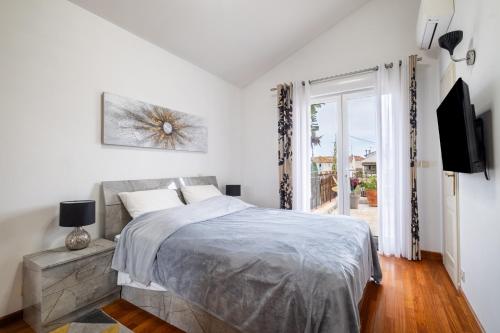 ein Schlafzimmer mit einem Bett und einem großen Fenster in der Unterkunft Villa 8 personnes bord de mer in Cros-de-Cagnes