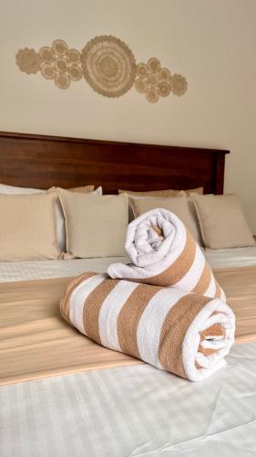 a towel sitting on top of a bed at Casa Sinabowewa in Ahangama