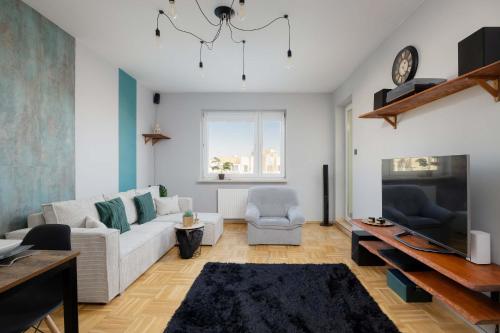 Cozy Apartment with Balcony Close to the Airport in Warsaw by Noclegi Renters