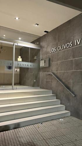 un vestíbulo vacío con escaleras en un edificio en Departamento Orlando, zona centro, en Villa Carlos Paz