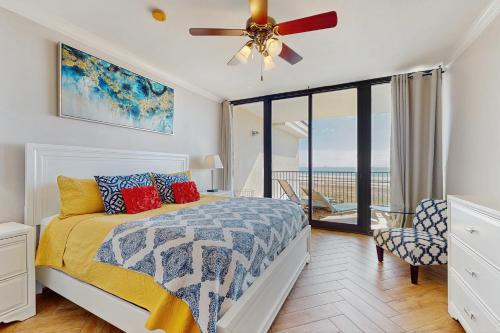 une chambre avec un lit et un ventilateur de plafond dans l'établissement Island Gem 710, à Dauphin Island