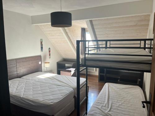 Duplex 10 personnes في سانت لاري سولون: سريران بطابقين في غرفة بها علية