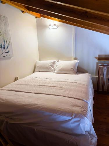 Postel nebo postele na pokoji v ubytování Kourouta's Diamond Apartment 2