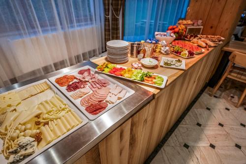 Una línea de buffet con muchos tipos diferentes de comida. en Hotel Roklina, en Hrabušice