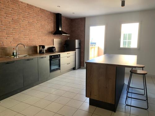 eine Küche mit Theke und Arbeitsplatte in der Unterkunft La Caverne Bretonne in Renac