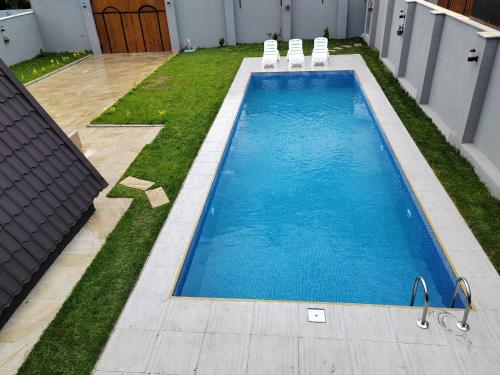 Bazén v ubytování Mountain Nest Challet nebo v jeho okolí