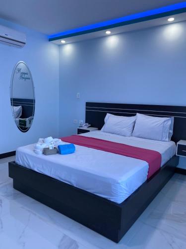 una camera da letto con un letto grande in una stanza di Hotel Marques Amazonico a Nueva Loja