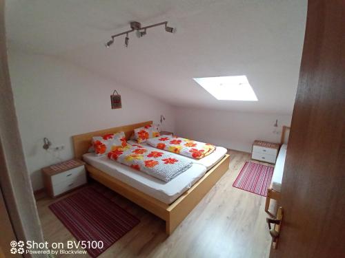 ein kleines Schlafzimmer mit einem Bett und einem Dachfenster in der Unterkunft Ferienwohnung in schöner Naturlage, mit eigener Dachterasse, sowie Grill- und Spielplatznutzung in Sankt Sigmund im Sellrain