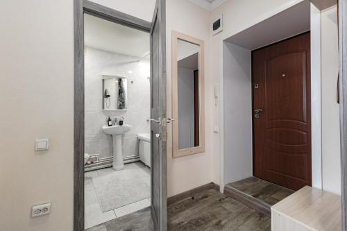 Koupelna v ubytování Круглосуточное самостоятельное заселение рядом с домом Шахмат