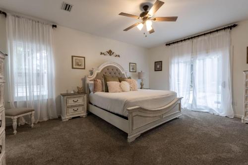 una camera con letto bianco e ventilatore a soffitto di Southern Charm a Bon Secour