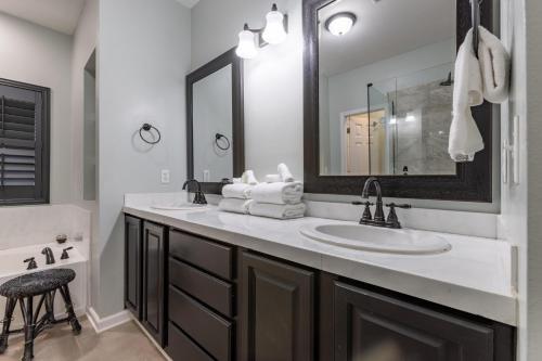 un bagno con lavandino e specchio di Southern Charm a Bon Secour