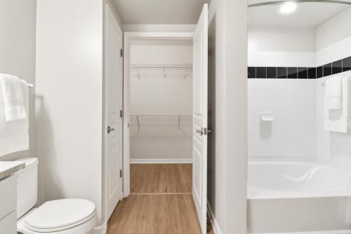 Ένα μπάνιο στο North Bethesda - Luxe Apartment