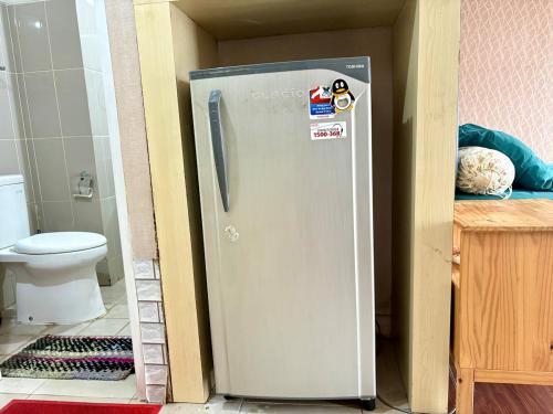 Et badeværelse på Cozy studio Apt Altiz Bintaro W Pool & Netflix