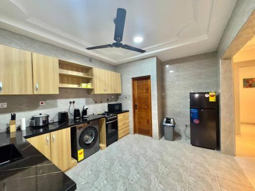 Η κουζίνα ή μικρή κουζίνα στο Charming 2 Bedroom House in Vibrant Ablekuma Olebu