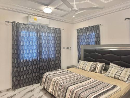 Ένα ή περισσότερα κρεβάτια σε δωμάτιο στο Charming 2 Bedroom House in Vibrant Ablekuma Olebu