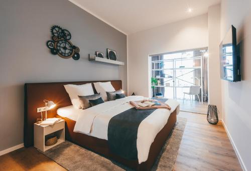 une chambre avec un grand lit et une fenêtre dans l'établissement LIVELY Weiße Dame Gronau, à Gronau