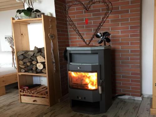 eine Backsteinwand mit einem Herd in einem Zimmer in der Unterkunft Ferienhaus für 2 Personen ca 40 m in Vichtenstein, Oberösterreich Donau Oberösterreich in Vichtenstein