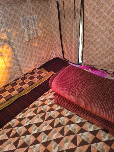 una camera con un letto e un pavimento a scacchi di Shanti People Huts And Cafe a Kasol