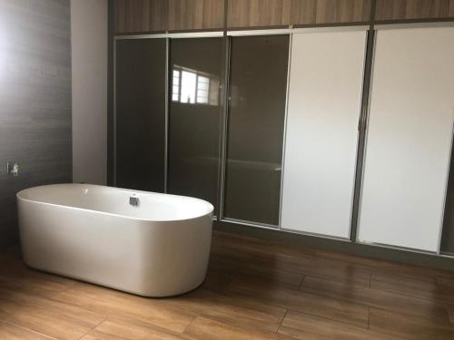 Et badeværelse på 416 Beach house