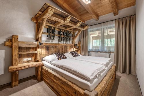 un dormitorio con una cama grande en una habitación en Hotel Roklina, en Hrabušice