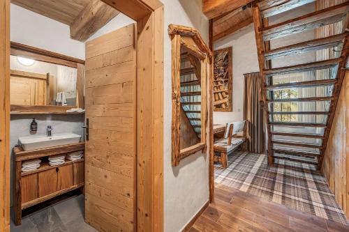 un baño con lavabo y espejo en Hotel Roklina, en Hrabušice