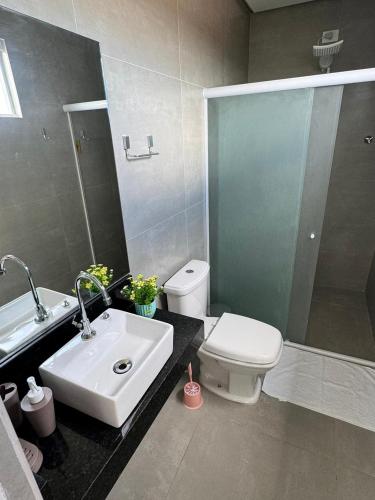 Et badeværelse på Flat Mirante Alto do Cruzeiro