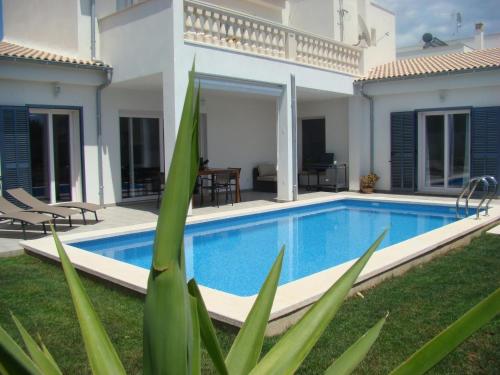ein Swimmingpool im Hinterhof eines Hauses in der Unterkunft Helles und modern eingerichtetes Ferienhaus mit eigenem Pool und sonniger Terrasse in Cala Bona