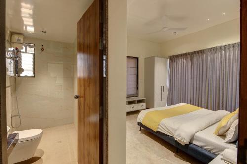 um quarto com uma cama e um banheiro com vaso sanitário em Gardenia Villa by Ovi Resort em Jāmb