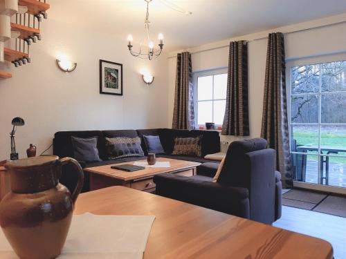 un soggiorno con un divano e un tavolo di Fewo Stricker 33 a Walkenried