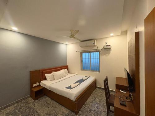 Giường trong phòng chung tại Manoj hotel in