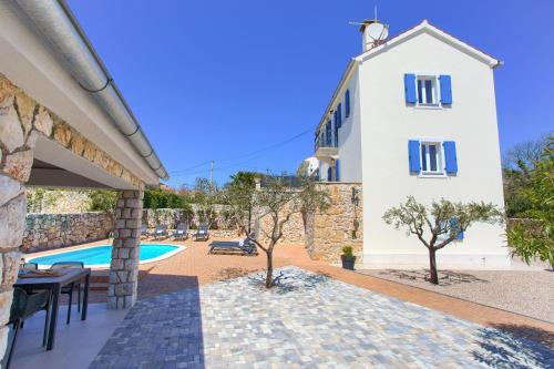 ein Blick auf das Haus und den Swimmingpool in der Unterkunft Ferienhaus mit Privatpool für 6 Personen ca 120 m in Garica, Kvarner Bucht Krk in Garica