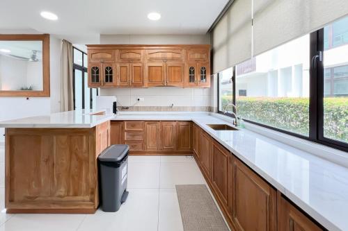 Η κουζίνα ή μικρή κουζίνα στο Luxury Villa Putrajaya 18 - Smarthome