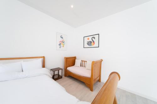 苏茨马特Modern and spacious villa的带床和椅子的卧室