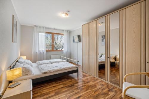 une chambre avec un lit et un grand placard dans l'établissement Ferienwohnung Mit Balkon Und Schönem Moselblick, à Schleich