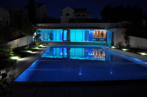 una piscina in una casa di notte di Helle Studio Ferienwohnung Mit Sonnenbalkon a Splitska