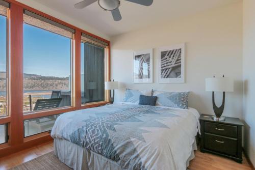 une chambre avec un lit et une grande fenêtre dans l'établissement ALOFT, à Hood River