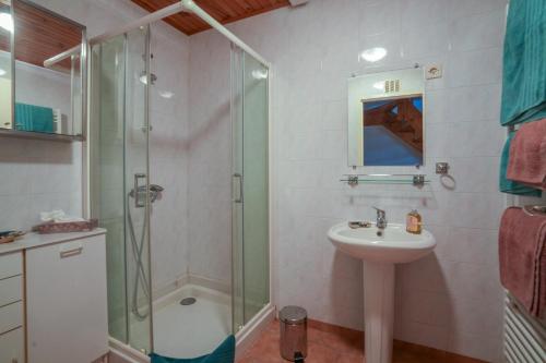 une salle de bain avec douche et lavabo dans l'établissement La Maison de Julie - Proche Sites Historique, à Septfonds