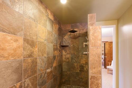 La salle de bains est pourvue d'une douche à l'italienne à côté d'un mur. dans l'établissement Heartbreak 30 day minimum, à Hood River