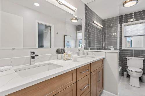 Ένα μπάνιο στο 4BR Open Concept · Sunset View · Pool Near Ocean