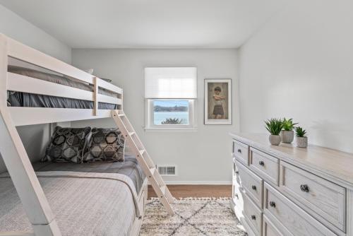 Ένα ή περισσότερα κρεβάτια σε δωμάτιο στο 4BR Open Concept · Sunset View · Pool Near Ocean