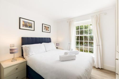 Voodi või voodid majutusasutuse Spacious Modern 2 Bed Apartment with Parking - Pass the Keys toas