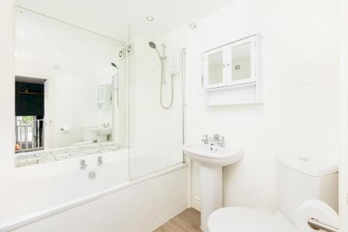 Vannituba majutusasutuses Spacious Modern 2 Bed Apartment with Parking - Pass the Keys