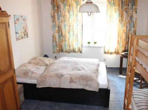 une chambre avec un lit et une fenêtre avec des rideaux dans l'établissement Appartement Mit Garten, Grill Und Terrasse, à Parey