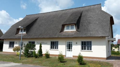 une maison blanche avec un toit gris dans l'établissement Ferienhaus Tante Waltraut In Garz Auf Usedom, à Garz