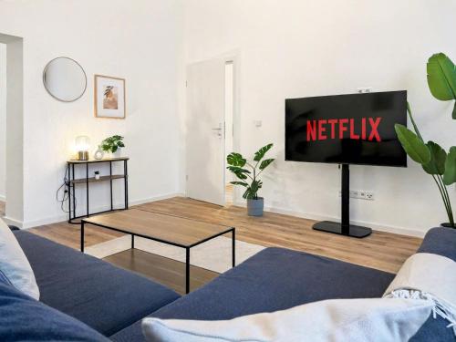 Televiisor ja/või meelelahutuskeskus majutusasutuses Stuck-Denkmal-Apartment zentral in Krefeld mit hohen Decken