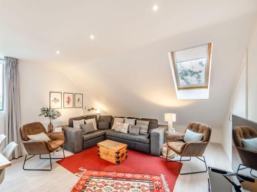 ein Wohnzimmer mit Couch und Stühlen in der Unterkunft The Loft At St John's in York